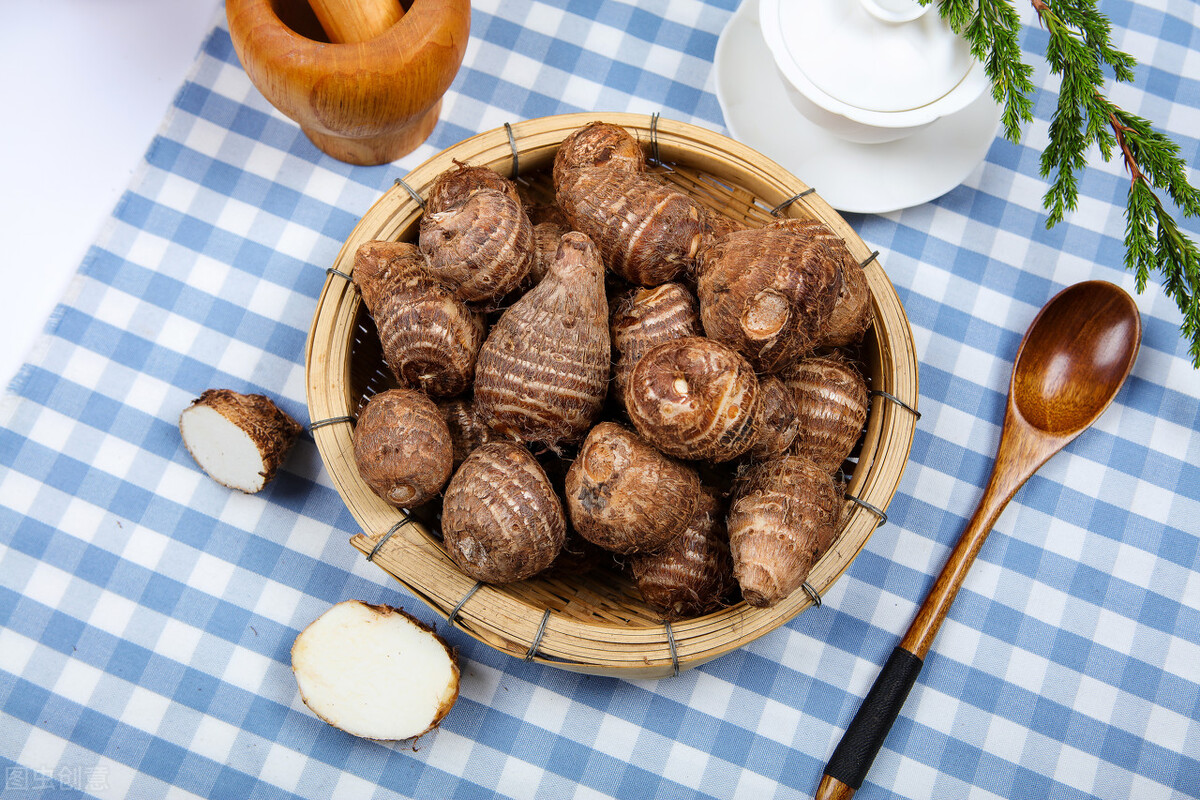 芋头生吃有什么方案,芋头煮了变紫色可以吃吗
