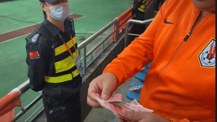 闹大了！鲁能上诉足协！球迷拿百元大钞讽刺裁判收钱帮国安