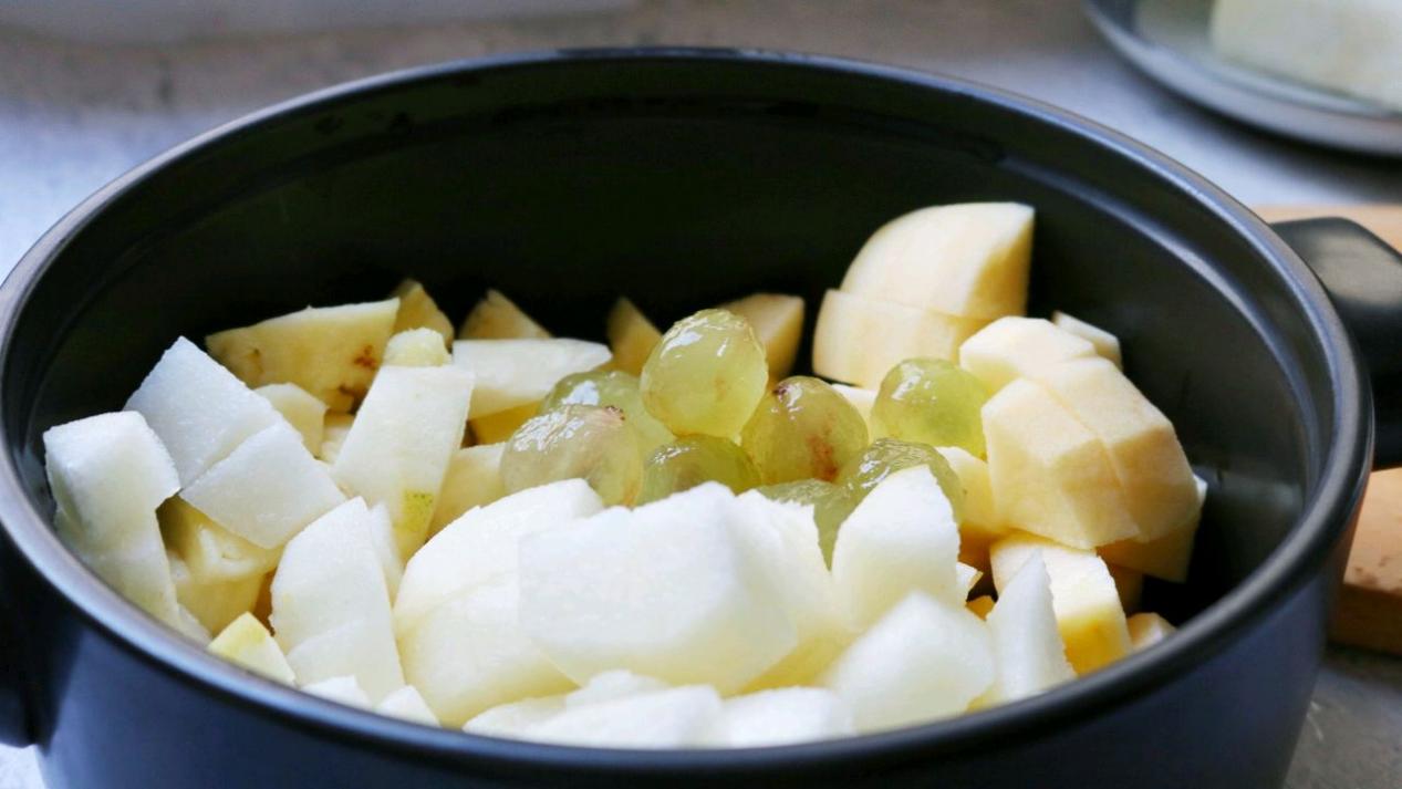 自己做水果糖水，甜甜的味道真好喝，没有添加更健康