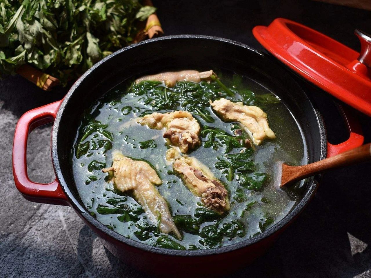 多喝热水对缓解痛经有用吗,多喝热水能治肚子上面的痛经吗