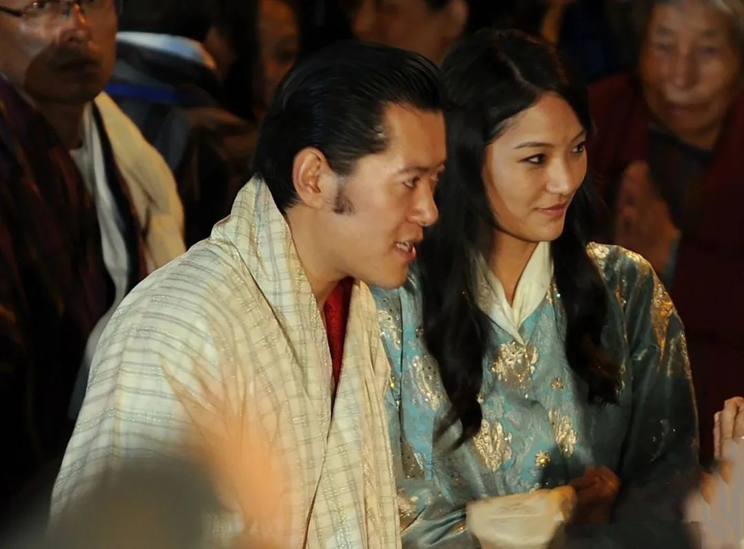 佩玛王后一颗“眉心痘”，不再面无表情冷冰冰，慈眉善目多了温柔