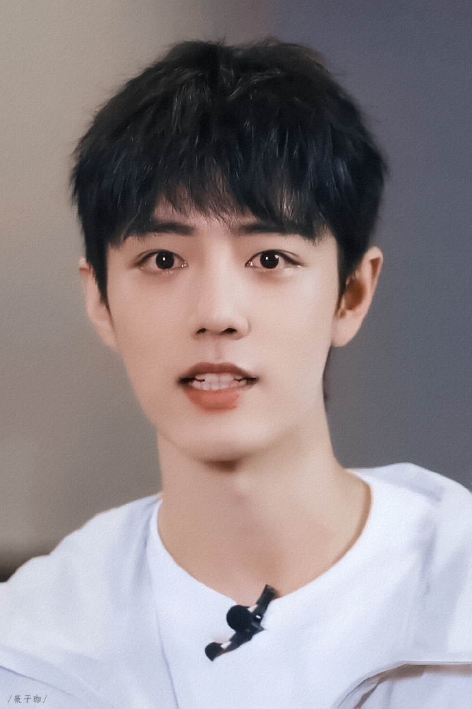 鹿晗祝贺梅西,鹿晗晒球衣庆祝c罗回归曼联