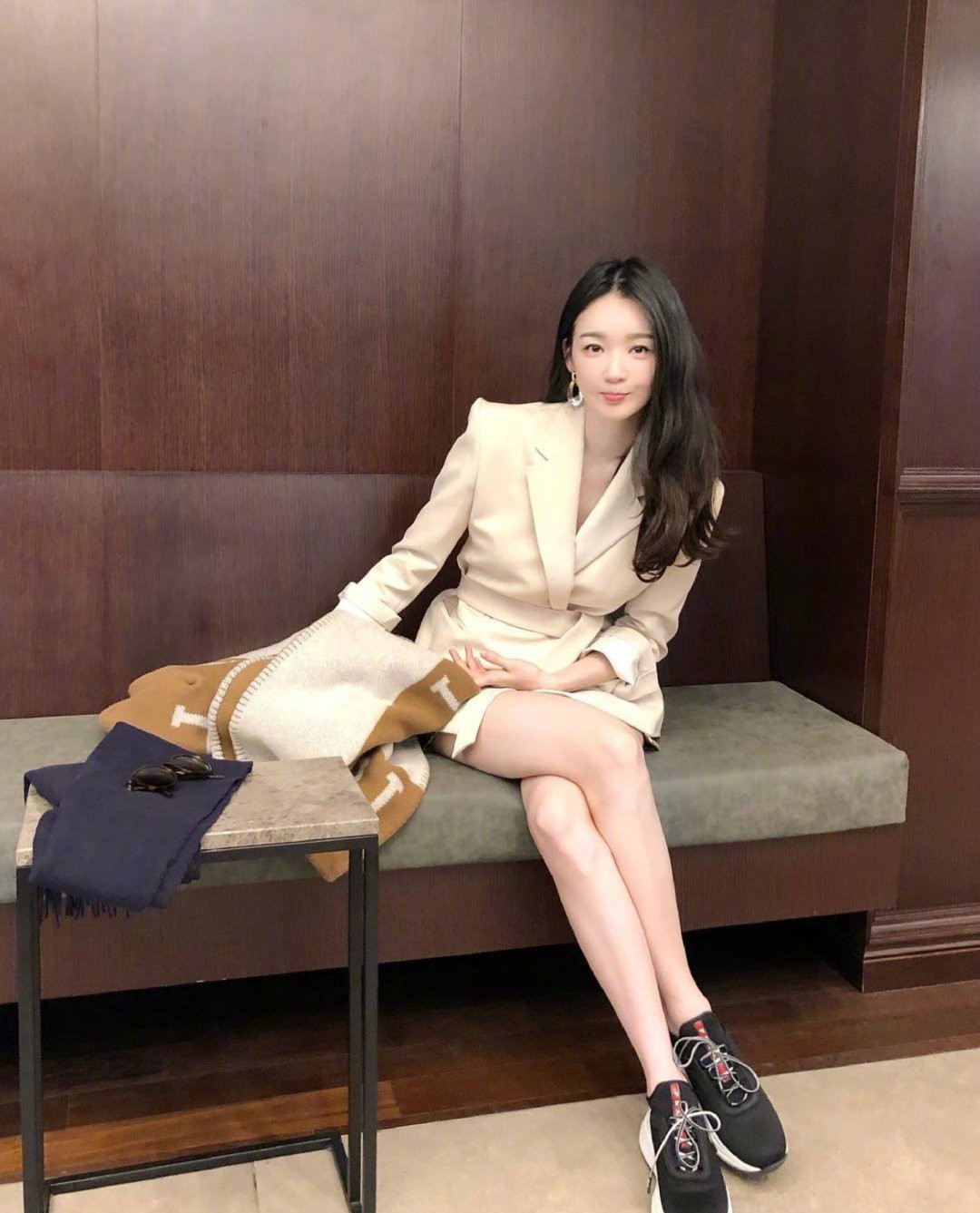 韩国“白富美歌手”姜敏京，人美歌甜还会穿，皮肤白成一道光