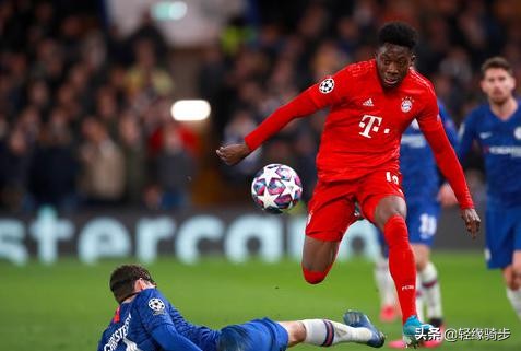拜仁阿方索戴维斯边路捂嘴受伤,拜仁19号阿方索戴维斯