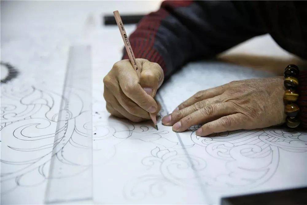 600克真金，145只孔雀羽毛，3年复原龙袍，到底有多壕？