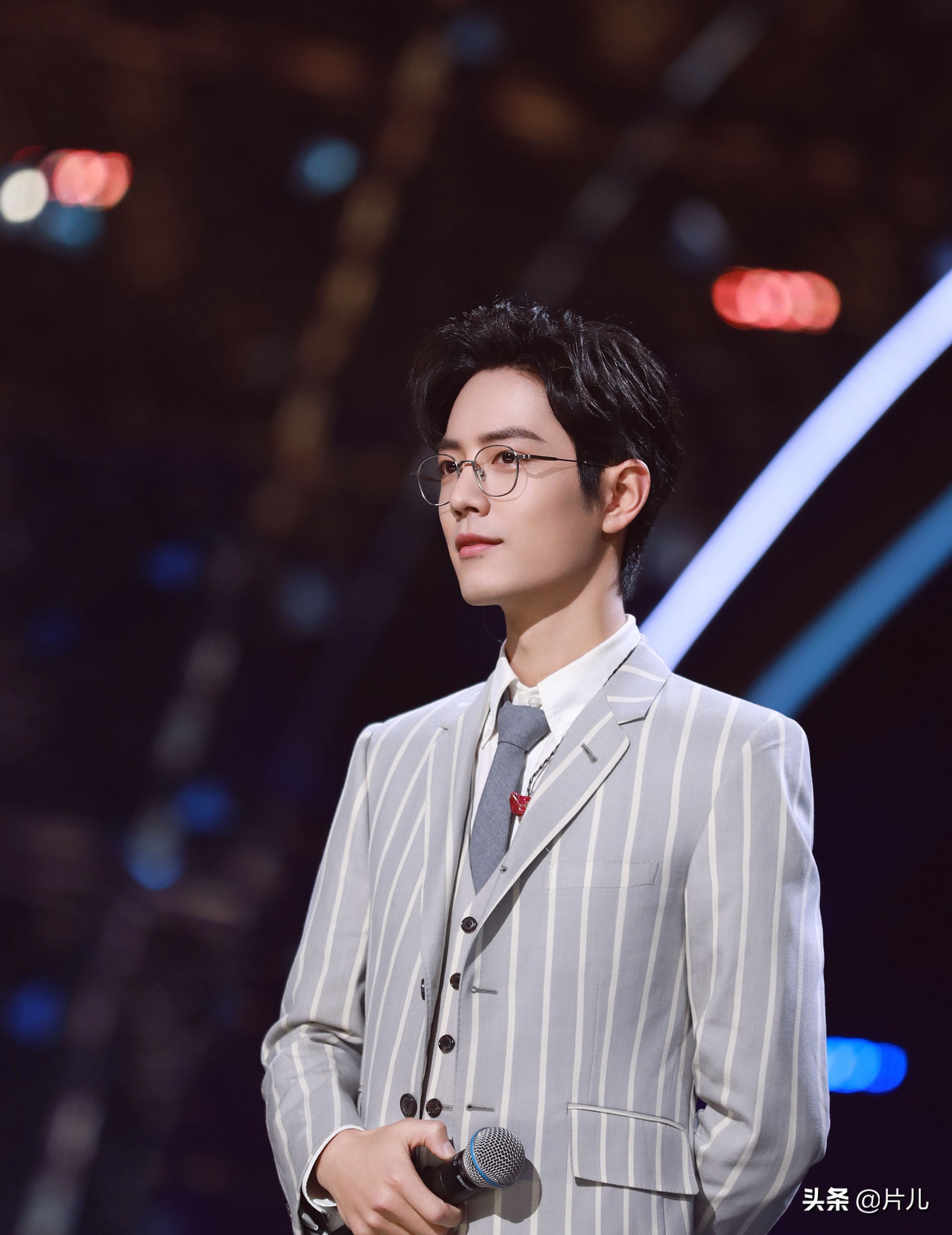 肖战时隔两个月首次发声，网友：梅花香自苦寒来