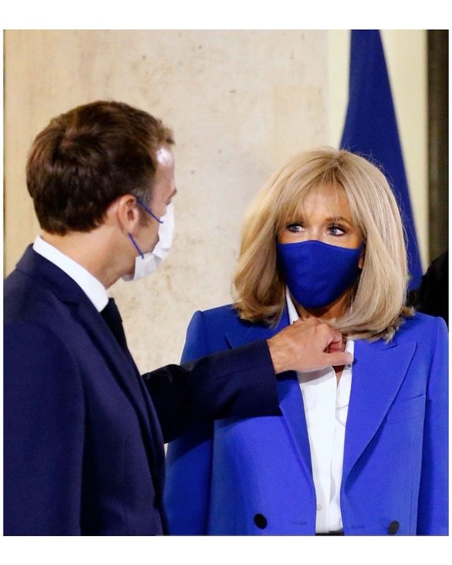 马克龙真暖心，帮布丽吉特整理领口怕走光，真爱程度不亚于查尔斯