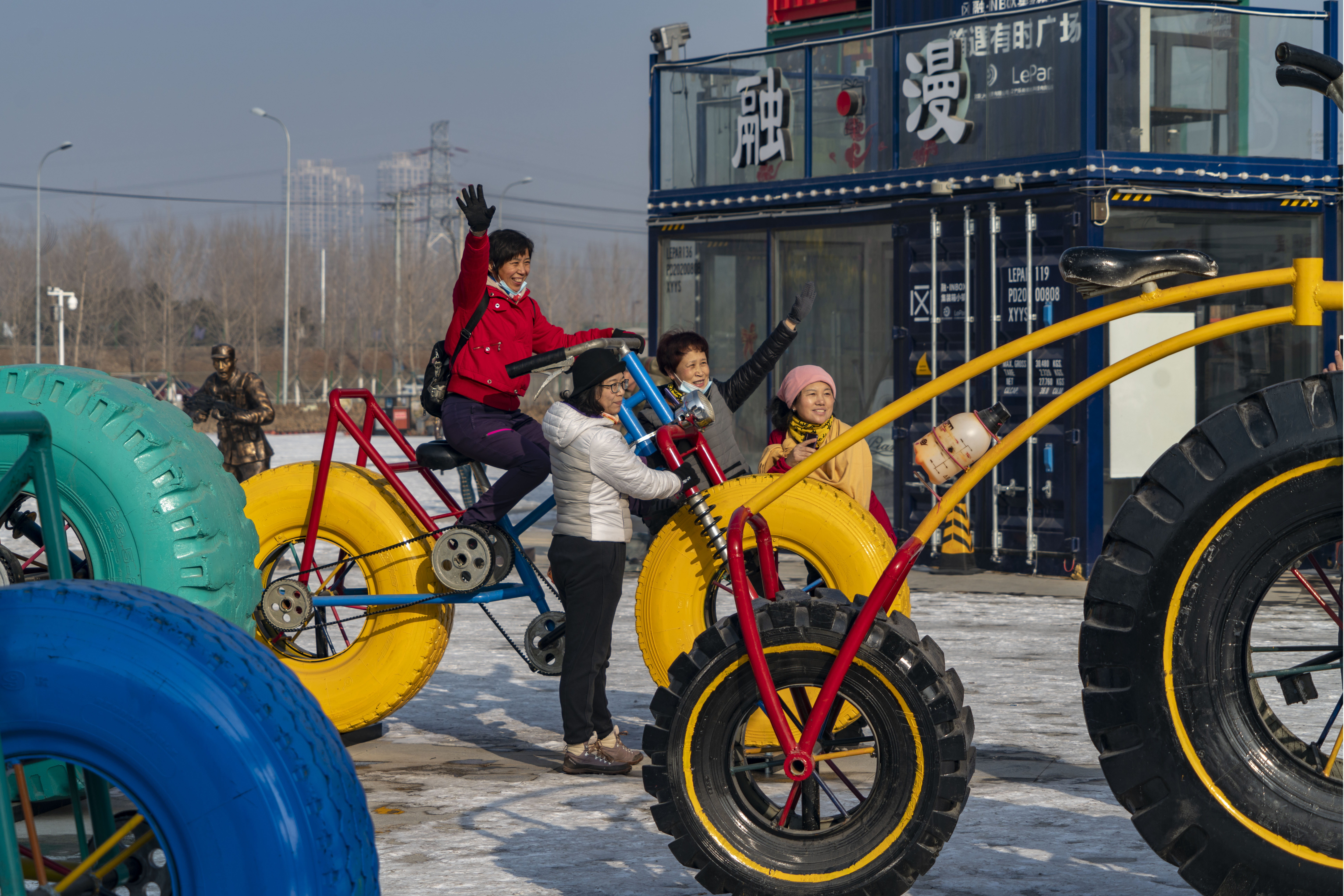 沈阳网红打卡地小火车,沈阳集装箱网红小镇花海