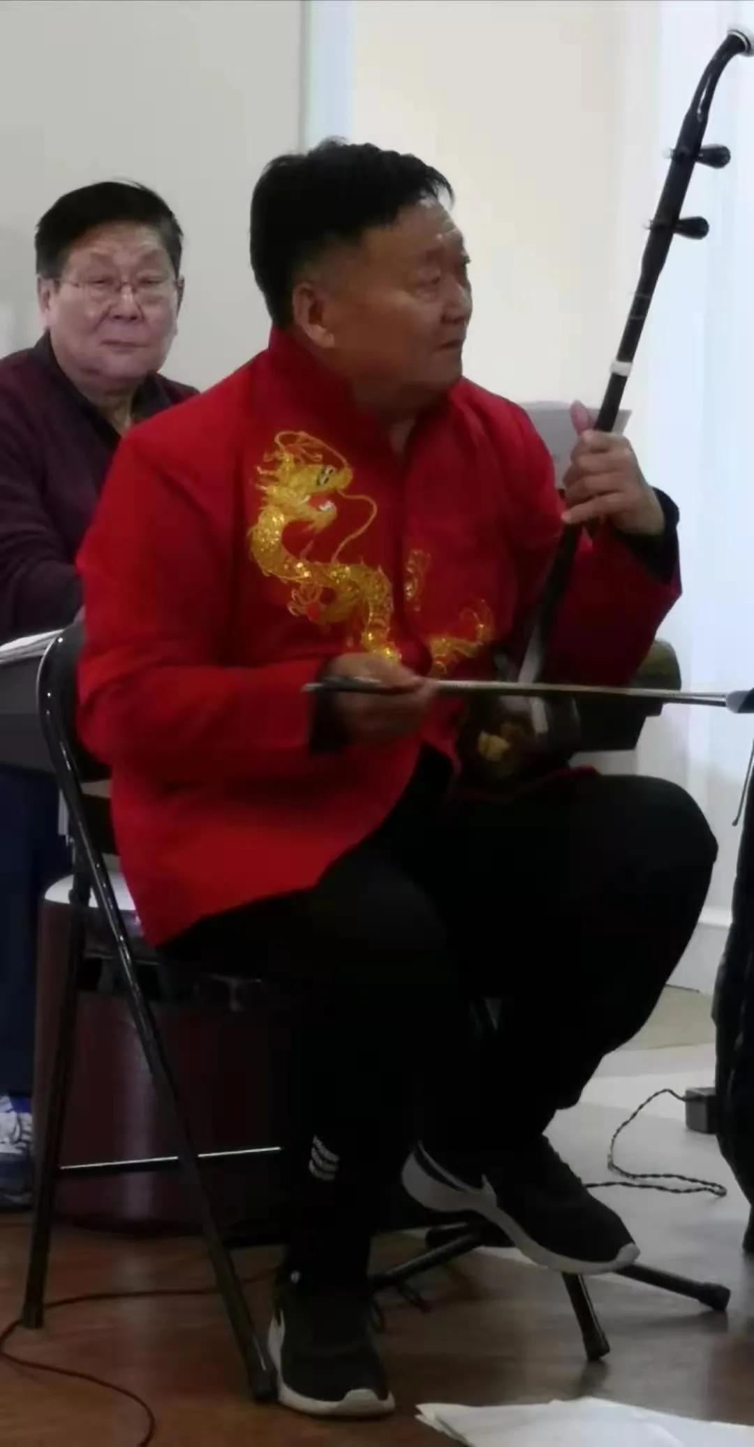 郑州怡丰新都汇社区德艺双馨艺术团大爱无疆做公益演出众人称赞。