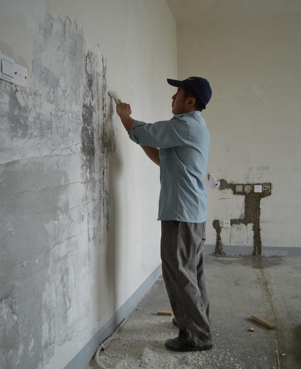 农村房墙面返潮起碱掉皮怎么处理,墙面泛碱最简单的处理方法