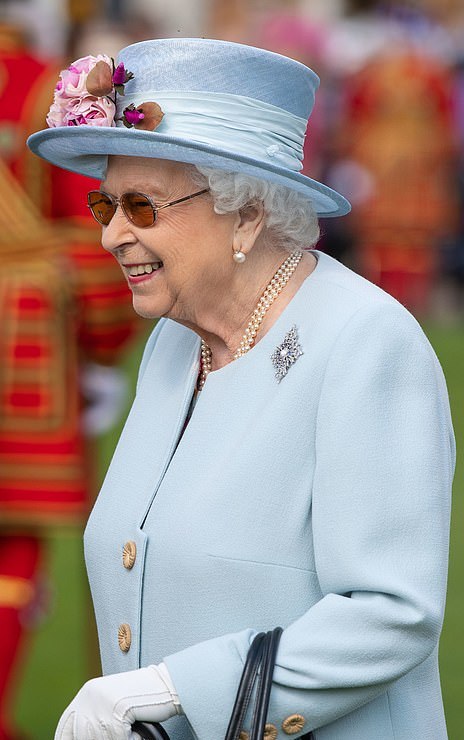 凯特王妃最新照穿裙子,凯特王妃碎花裙出席活动贵族气质