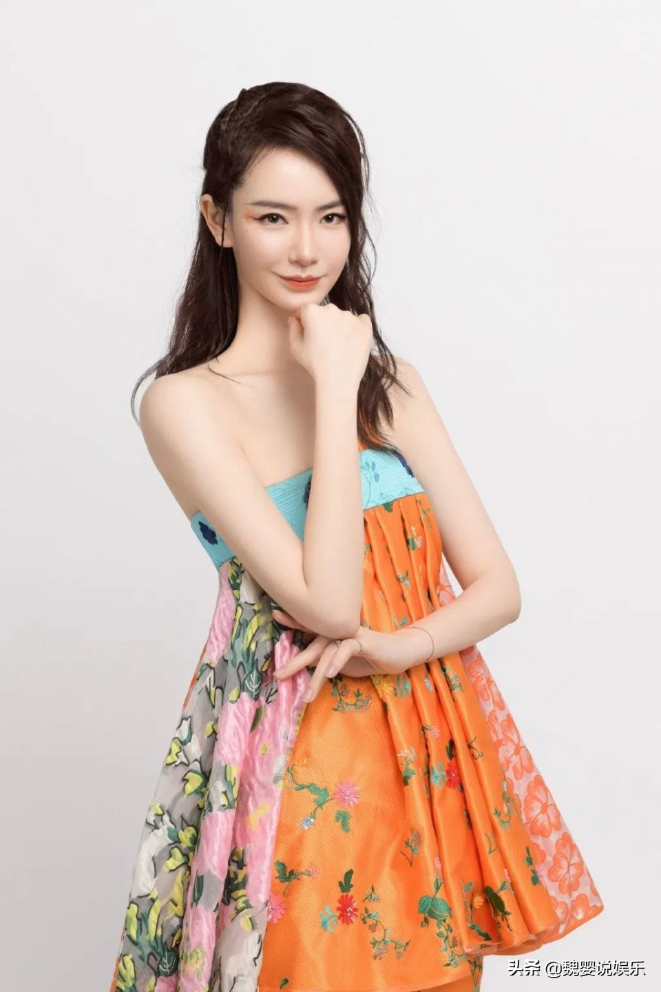 讲真的｜戚薇钟楚曦跳槽做美妆博主，你看谁更行？