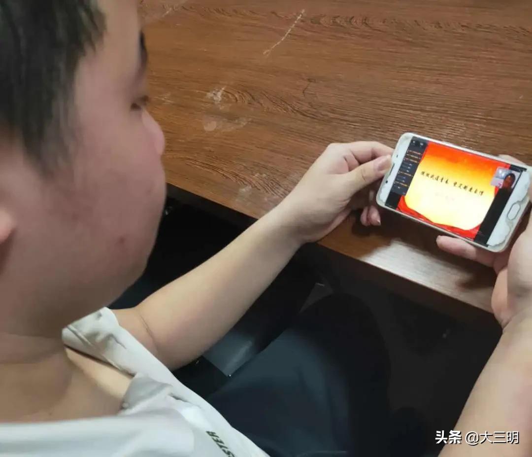 重温红色经典传承革命精神演讲,走进红色课堂传承红色基因广播稿