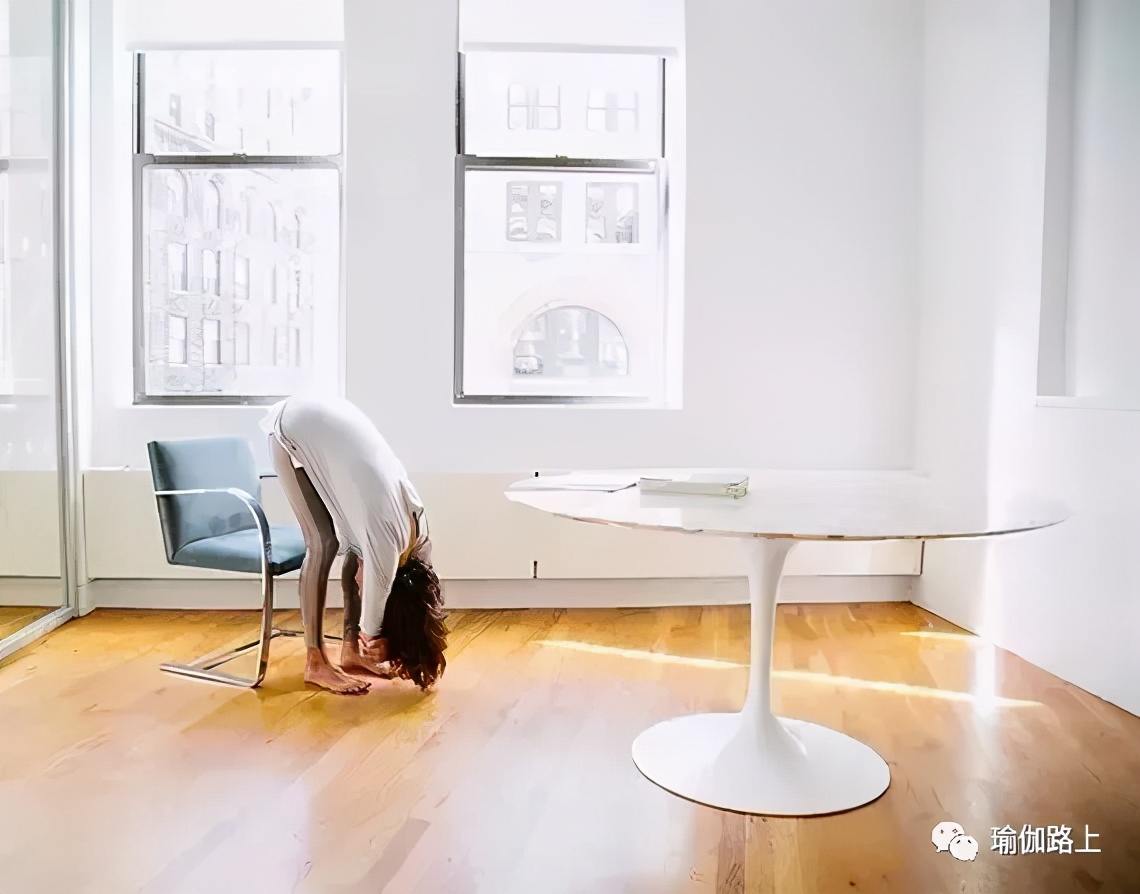 办公室瑜伽缓解全身疲劳,适合办公室健身瑜伽初级教程