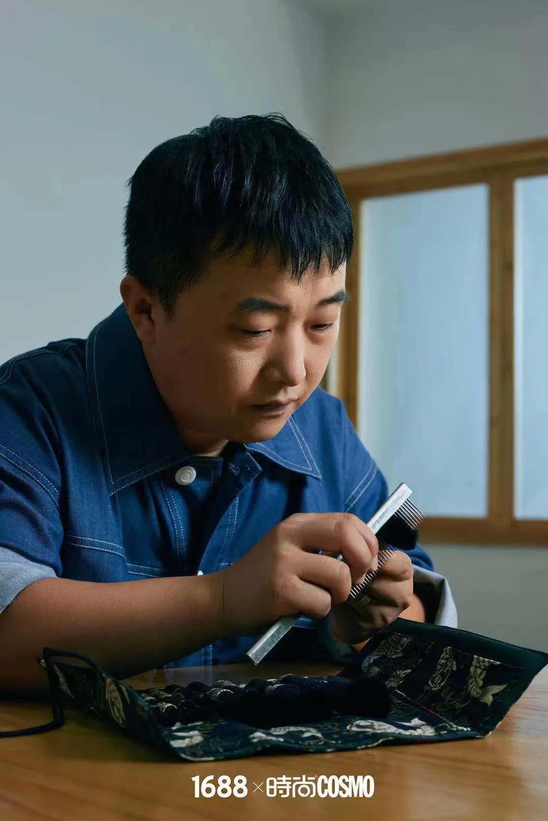 他让女人们疯狂剁手，一把“刷子”年销千万