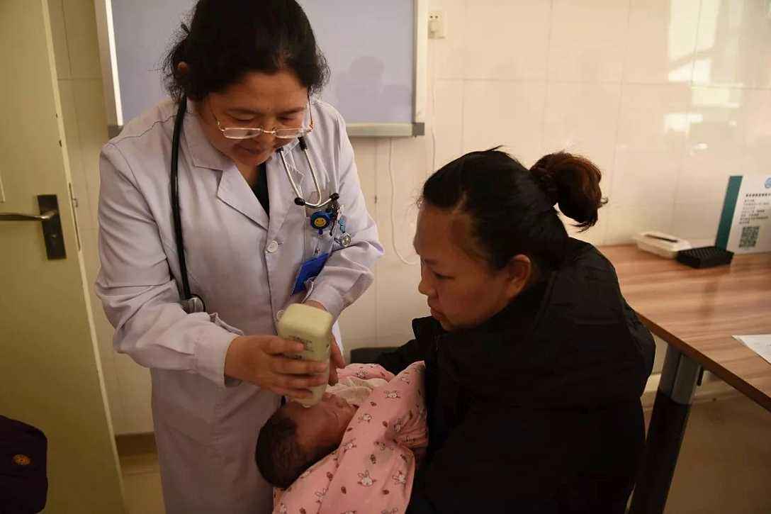 新生儿怎么预防眼睛有斜视,为什么新生儿看人都斜眼