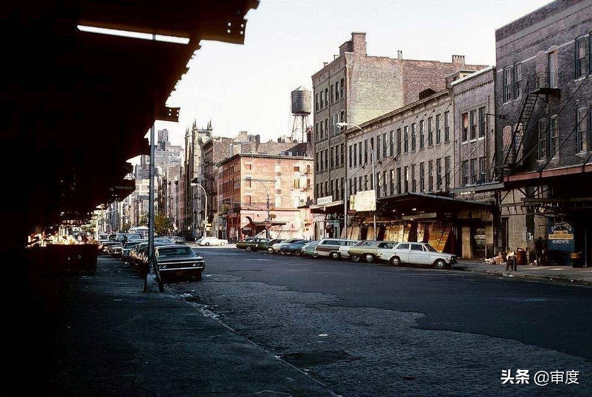 跟学生讲帮派黑话，当堂刀劈课桌，他用自己的方式改变了美国