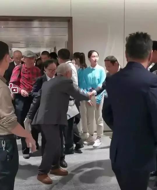 不经意表现出的动作才是最温柔的,不经意间暴露人的本质