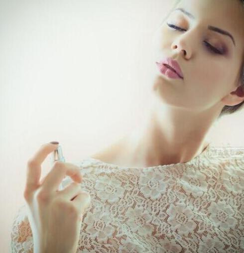 香水如何喷才正确方法教程,香水怎样喷才是正确的