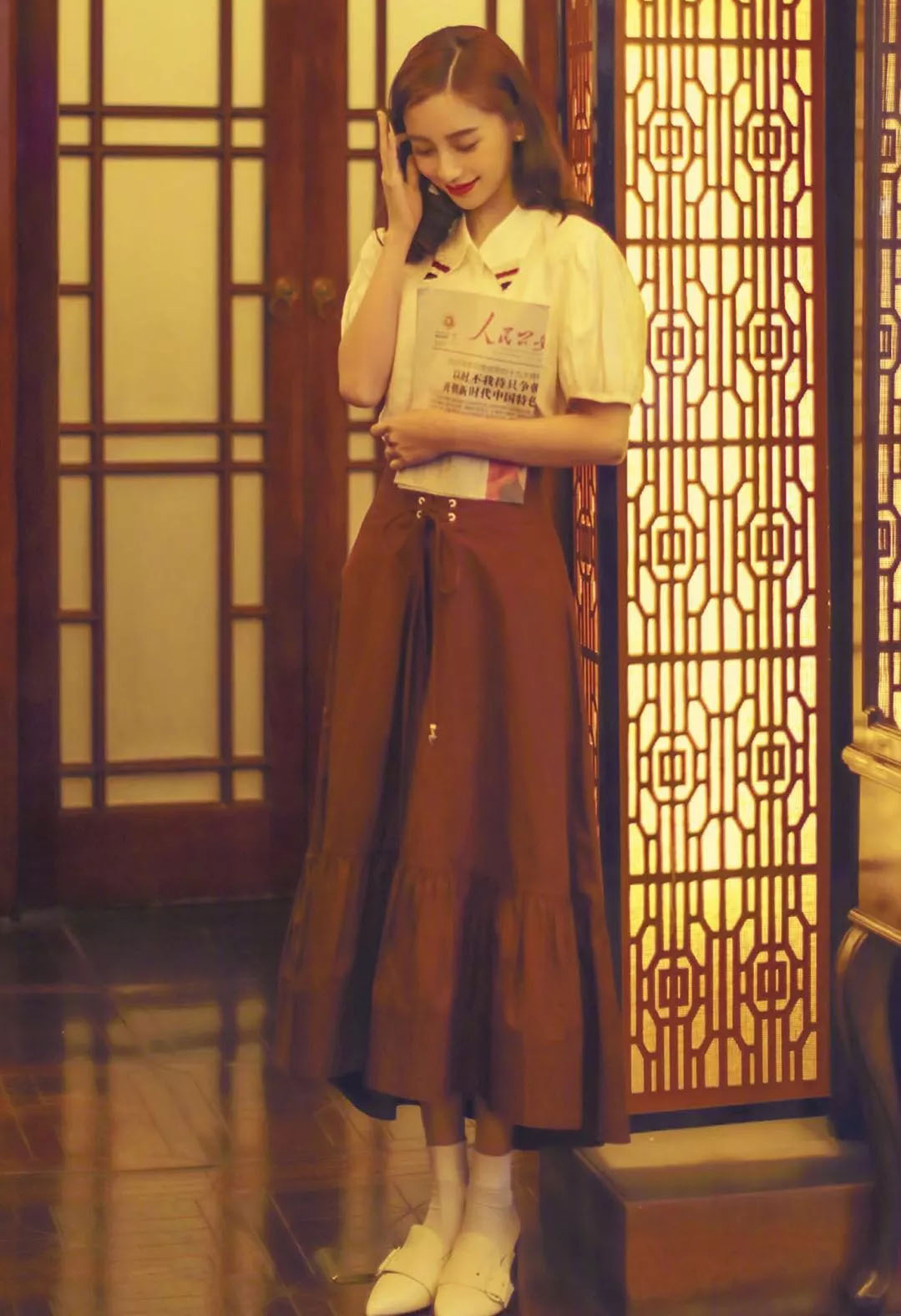 杨颖富家千金气质,杨颖一身休闲装现身机场身材讨喜