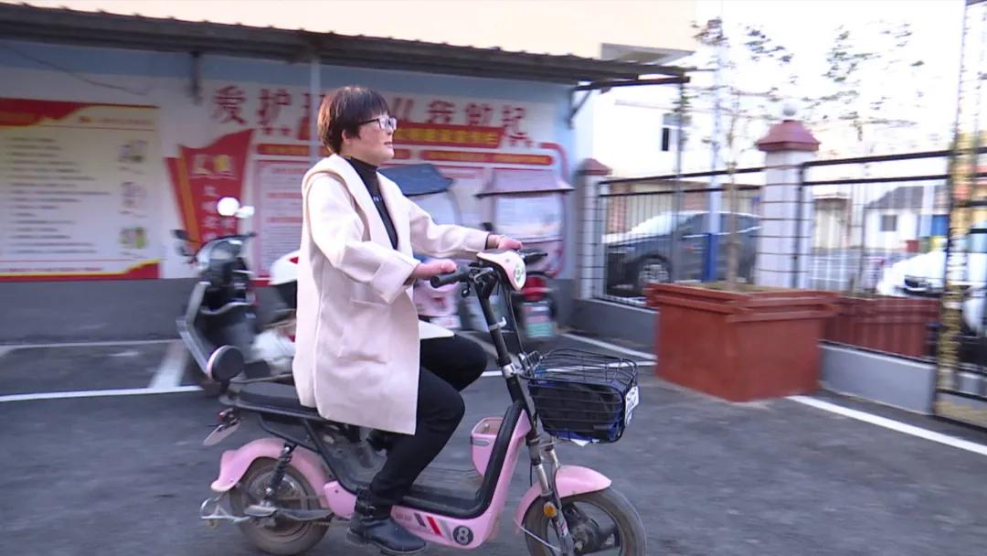 用“一指”点亮扶贫路的“拇指姑娘”