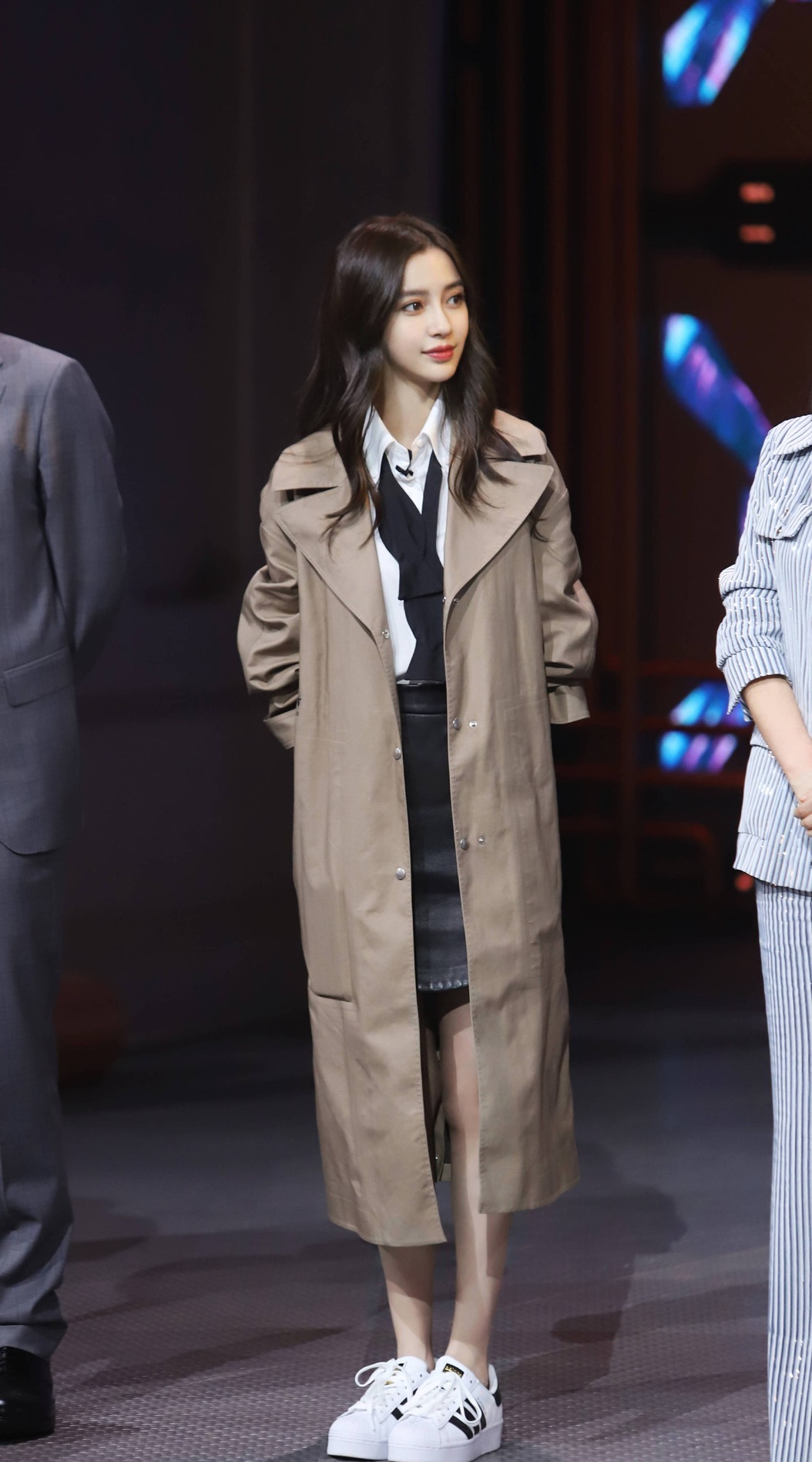 秋季搭风衣穿的鞋子,深蓝色风衣怎么搭配裤子和鞋子