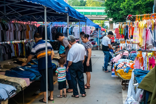 摆地摊的人多不容易赚钱,摆地摊真的能赚2000块钱吗