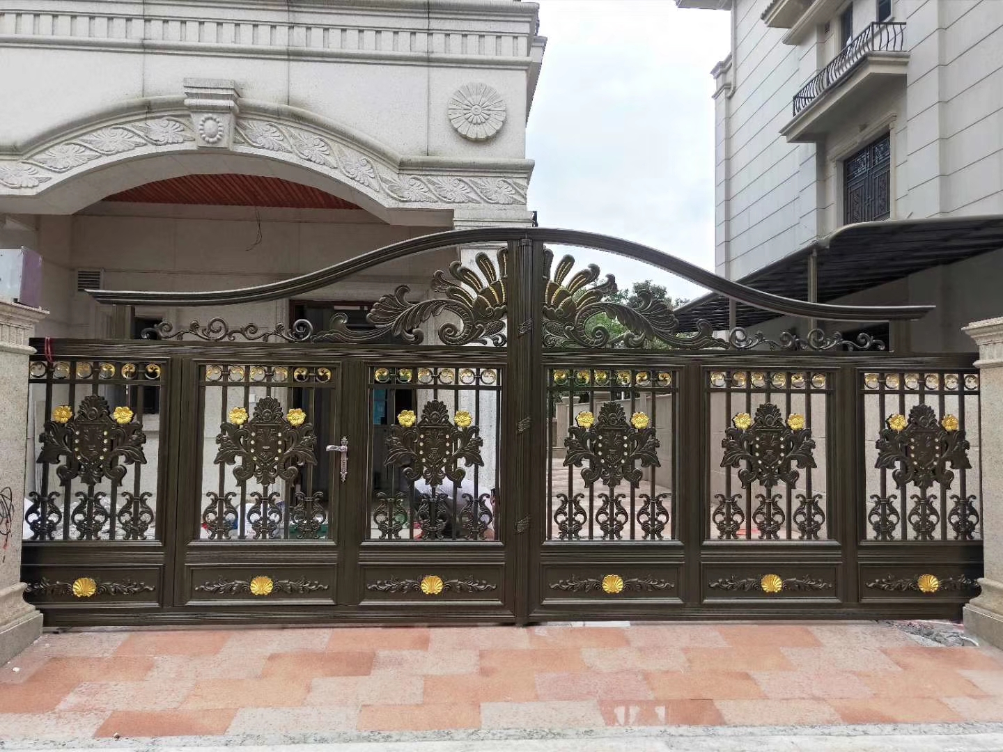 双开铝艺大门安装,双开铝艺大门