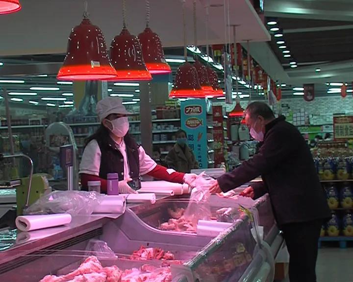 记者暗访居民小区疫情防控工作,采访路人对防疫的看法