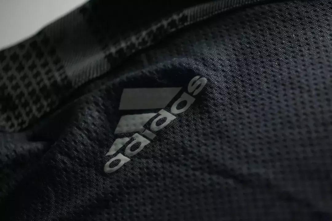 王的新衣,阿迪达斯官网羽毛球速干衣