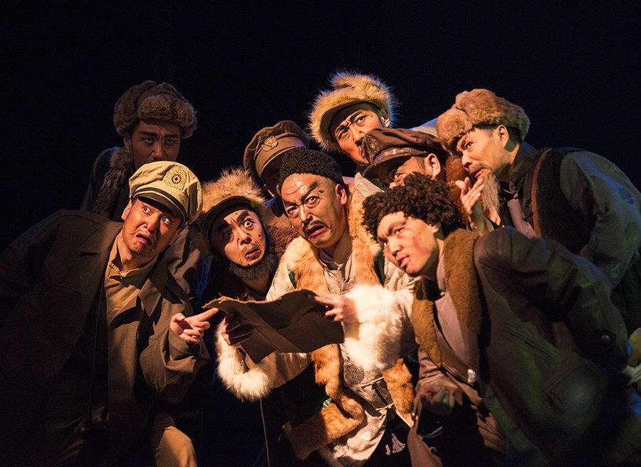 毛主席接见完京剧智取威虎山剧组走到门口又返回来与座山雕握手