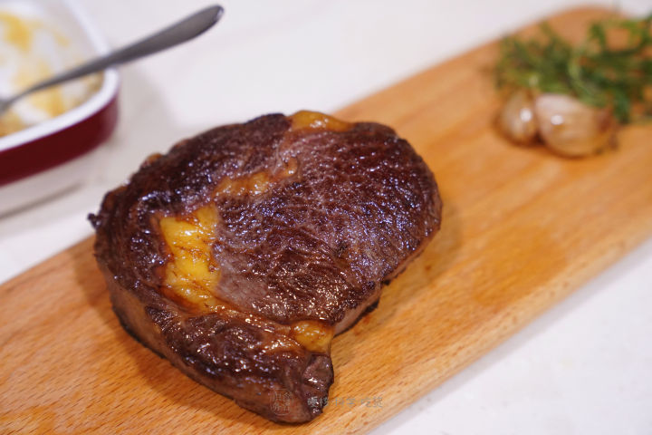 煎牛排大火会糊吗,煎牛排温度高黄油糊了