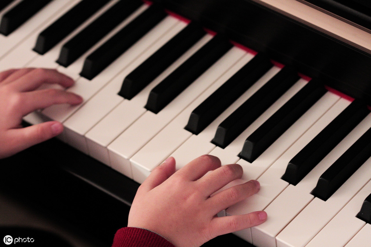 钢琴即兴伴奏怎么弹得有力量,怎么弹才知道钢琴好