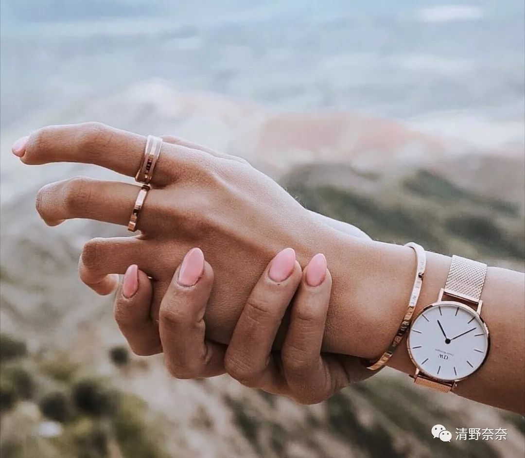 这个世界欠我,这个世界欠我一份快乐