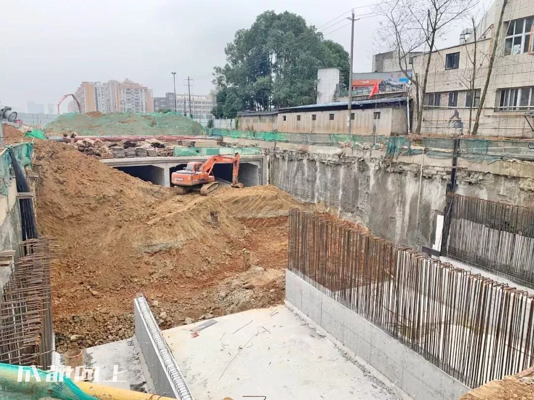 大运村建设火热朝天，成都大学已经上天