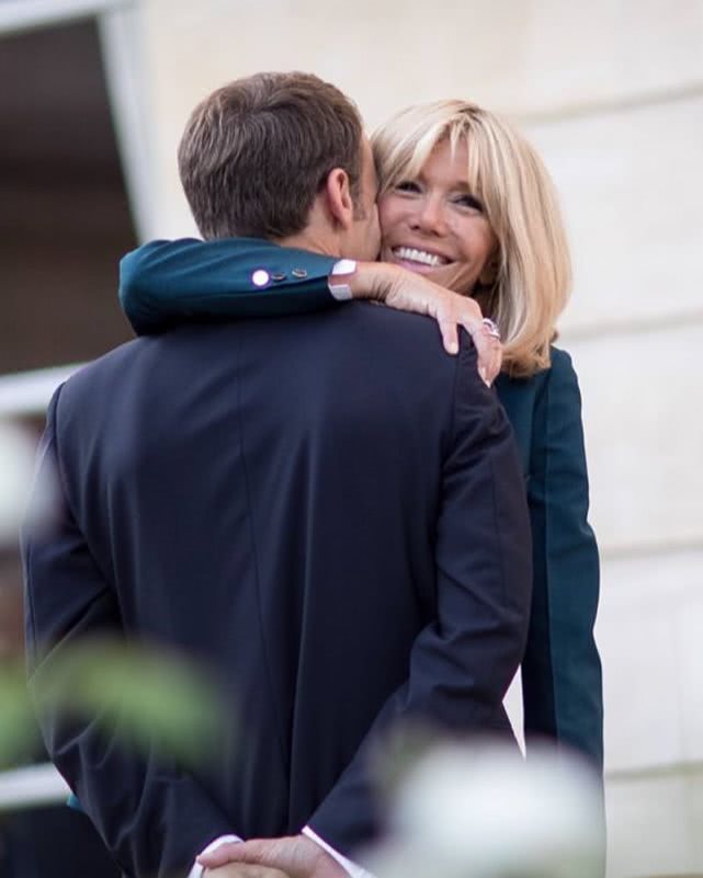 布丽吉特穿蓝色套装裙,67岁布丽吉特穿西装