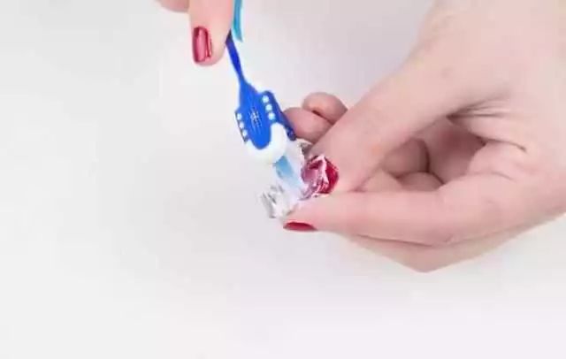 教你个生活小妙招，这样洗出来的白袜子跟新的一样