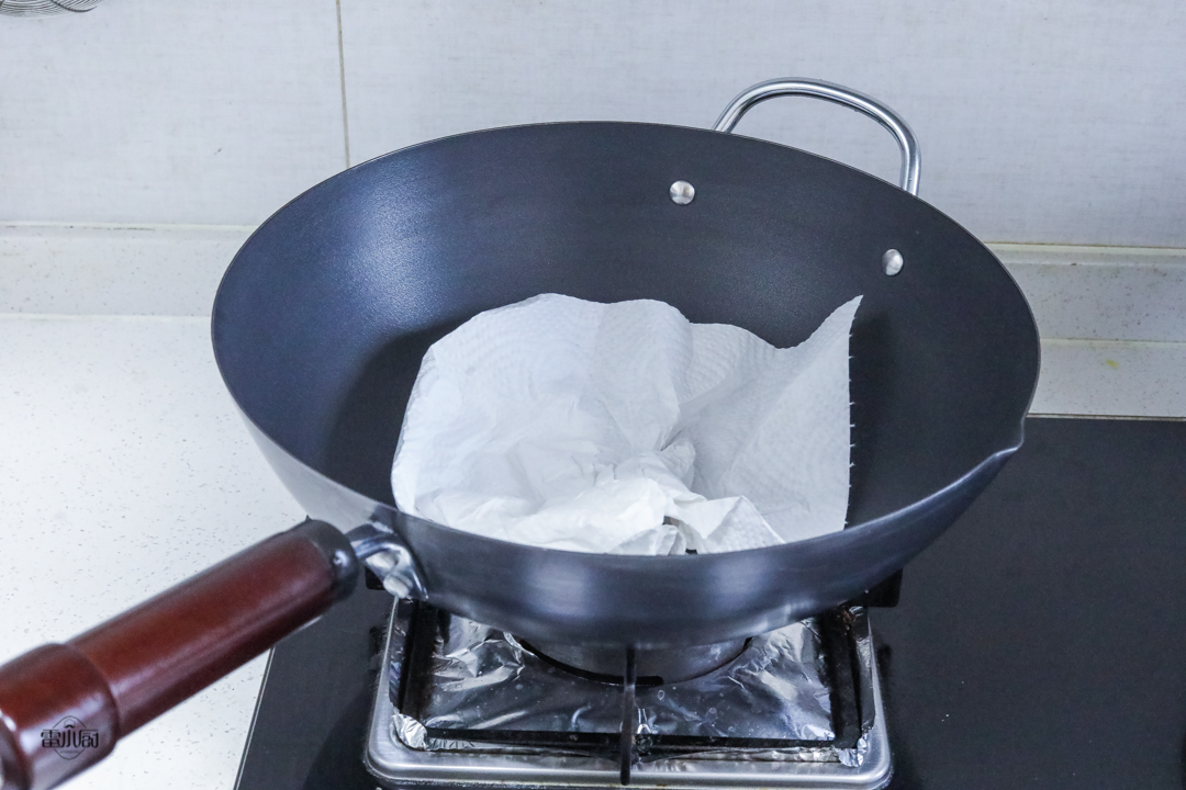 铁锅怎么开锅不粘锅最简单方法,铁锅怎么开锅才能不粘锅不生锈