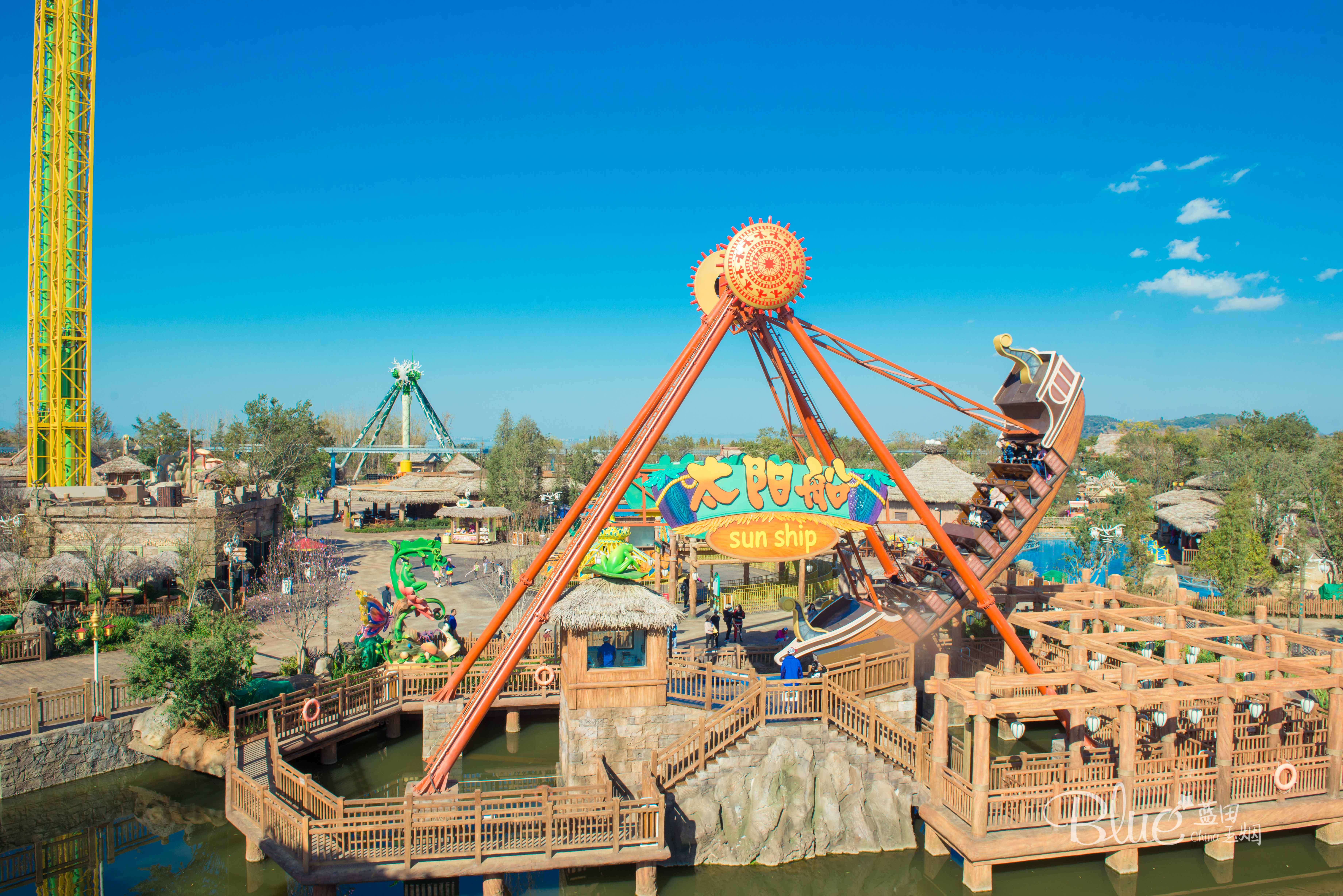 这个游乐园完全是男士们天堂，俄罗斯妹子的香吻和比心会收到手软