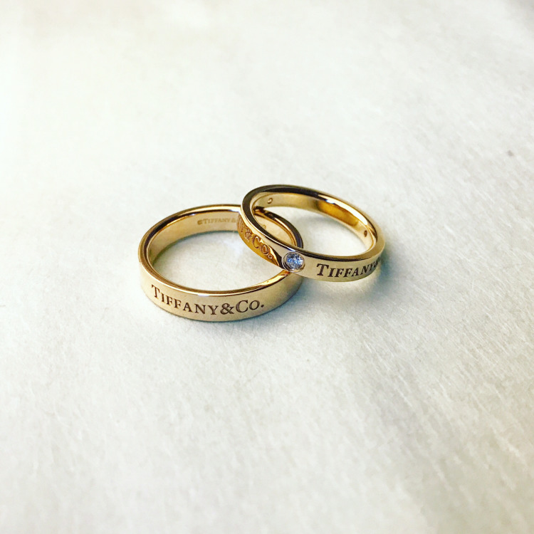 对戒卡地亚和蒂芙尼哪个好,蒂芙尼对戒和卡地亚c系列对比