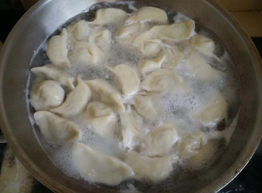 冻饺子是冷水蒸还是开水蒸几分钟,商用煮冻饺子放凉不烂不粘的诀窍