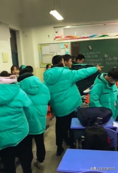 老师带头追星引热议？要求学生买王一博同款羽绒服，家长发文*制抵**