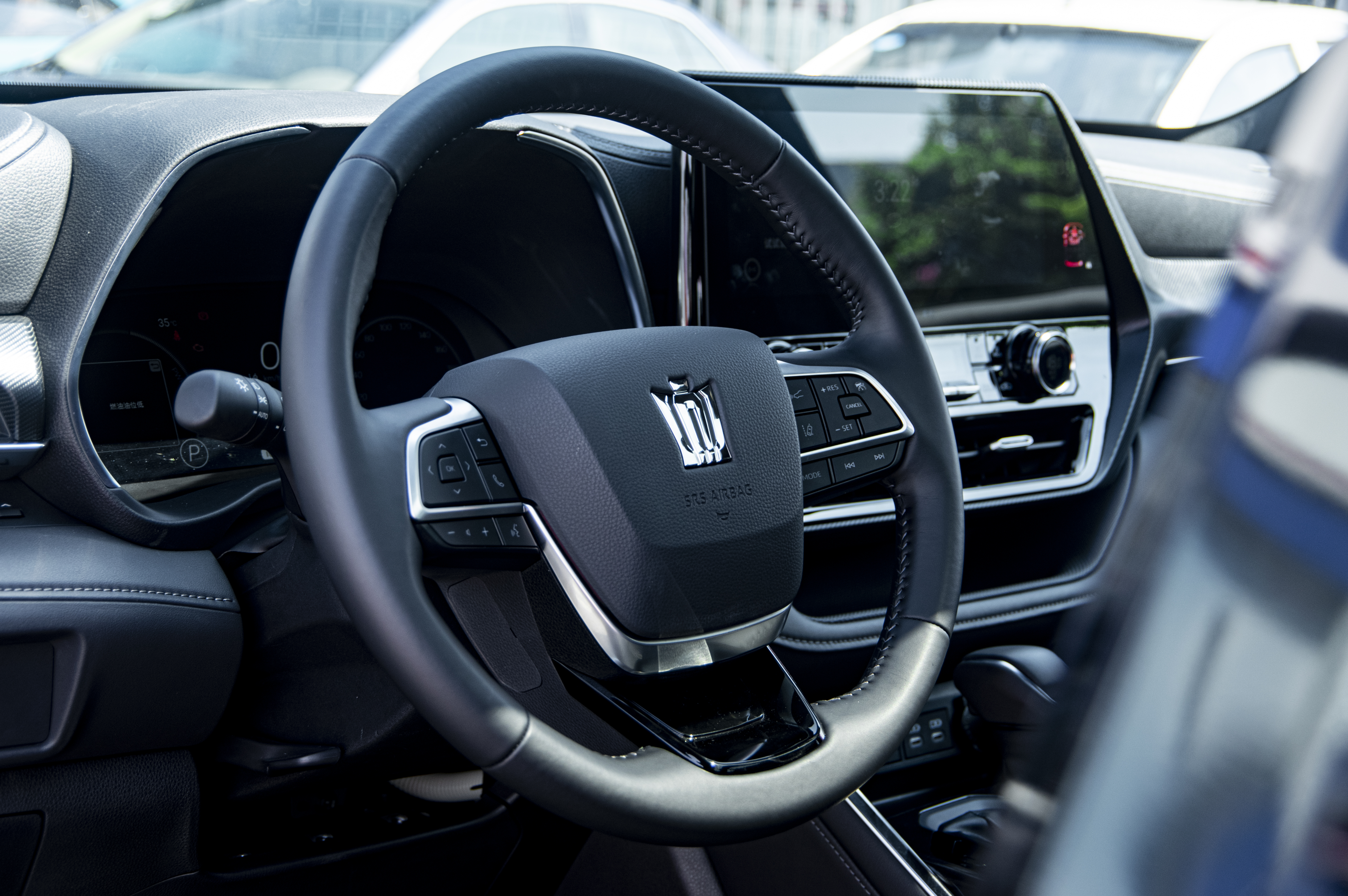 皇冠陆放银色到店实拍,皇冠陆放七座混动版2021长宽高