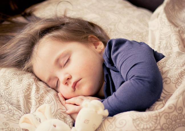 宝宝认识母亲,给宝宝按摩有助于生长发育