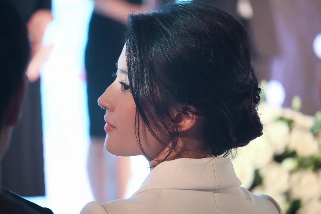 微博之夜赵丽颖杨幂一起走红毯 (杨幂赵丽颖微博之夜美图对比)