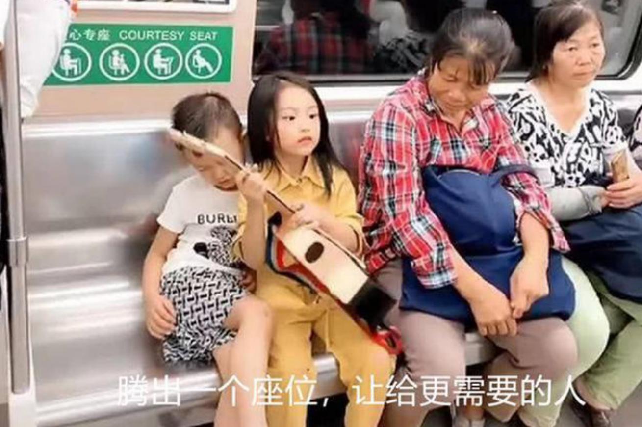姐弟俩地铁上的“坐姿”火了，乘客纷纷称赞：这才是真正的富养