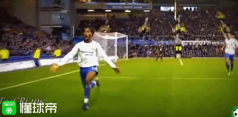 为什么足球要在草坪上踢啊,老球迷踢球