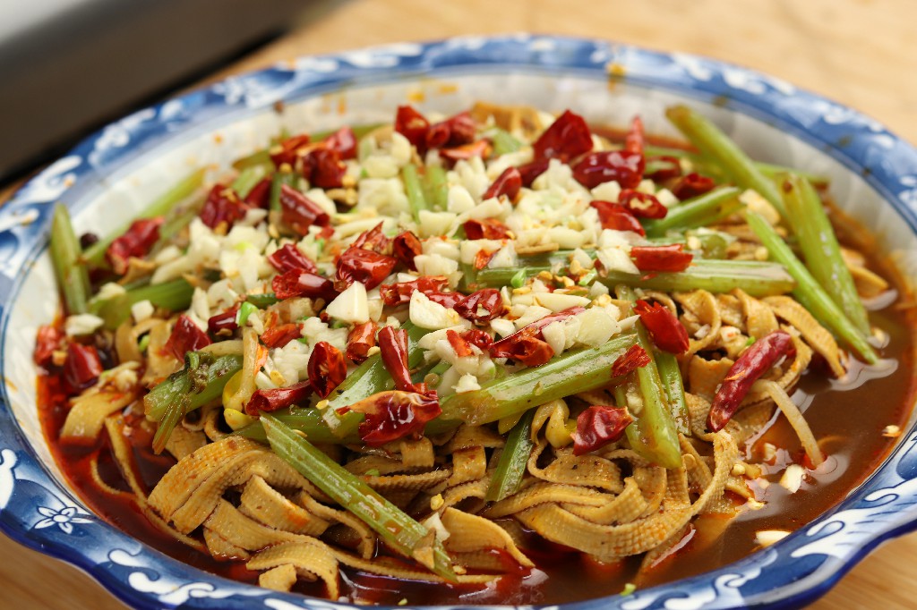 豆腐皮别再炒着吃了,豆腐皮除了和辣椒炒还能和什么炒