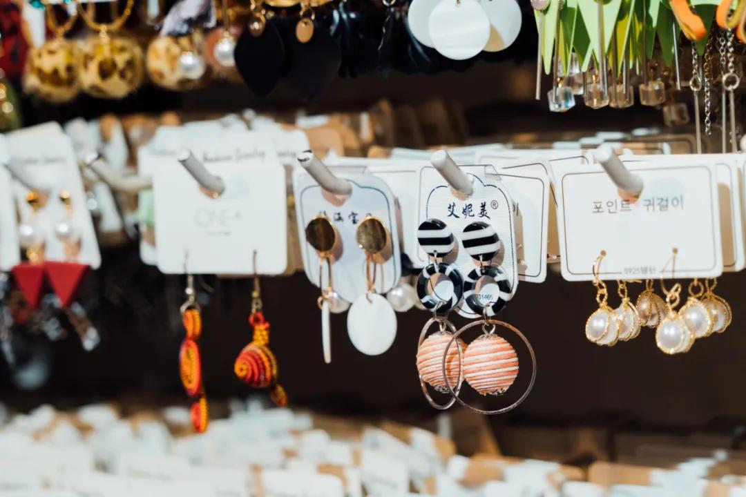 活着的两元店,2块钱能买啥?