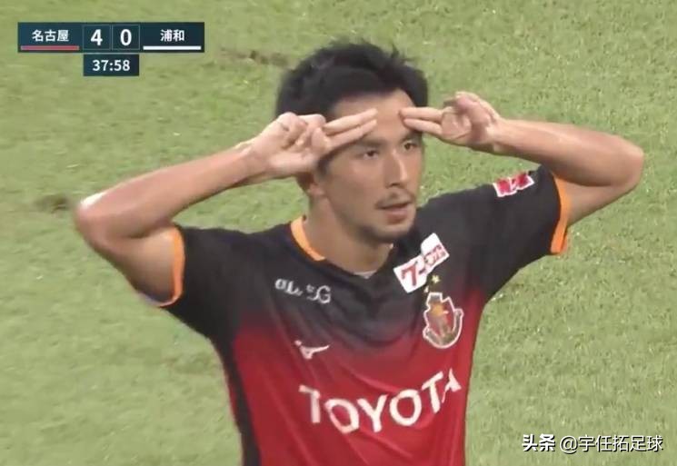 奥特庆祝！日本前锋中二程度爆表，大牌球星也爱cosplay